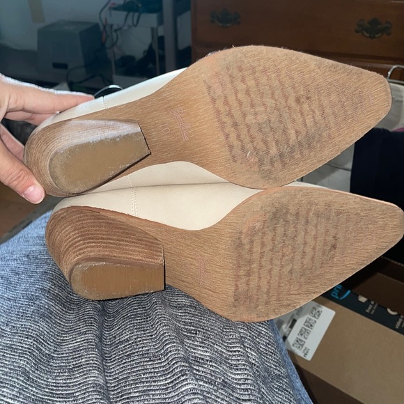 Worn 1 time for 4 hours.2 big for me. I’m a 8.5 and a 9 fits me in these - Picture 2 of 4